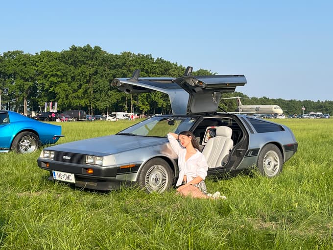 Manjkal ni niti legendarni DMC delorean, kot ga poznamo iz filma Nazaj v prihodnost.
