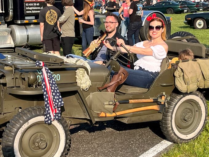 (FOTO) Ameriški avtomobili, rock'n'roll in pin-up-dekleta zasedli mariborsko športno letališče