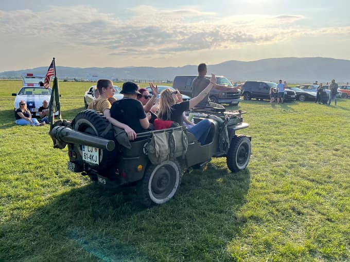 (FOTO) Ameriški avtomobili, rock'n'roll in pin-up-dekleta zasedli mariborsko športno letališče