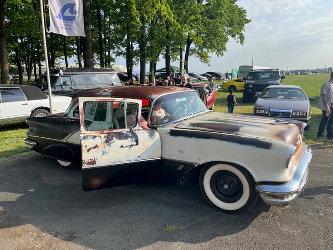 (FOTO) Ameriški avtomobili, rock'n'roll in pin-up-dekleta zasedli mariborsko športno letališče