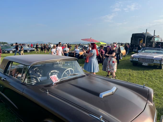 (FOTO) Ameriški avtomobili, rock'n'roll in pin-up-dekleta zasedli mariborsko športno letališče