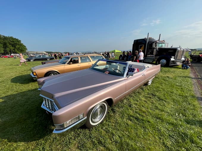 (FOTO) Ameriški avtomobili, rock'n'roll in pin-up-dekleta zasedli mariborsko športno letališče