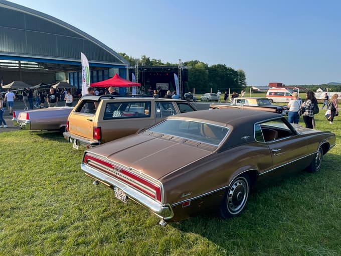 (FOTO) Ameriški avtomobili, rock'n'roll in pin-up-dekleta zasedli mariborsko športno letališče