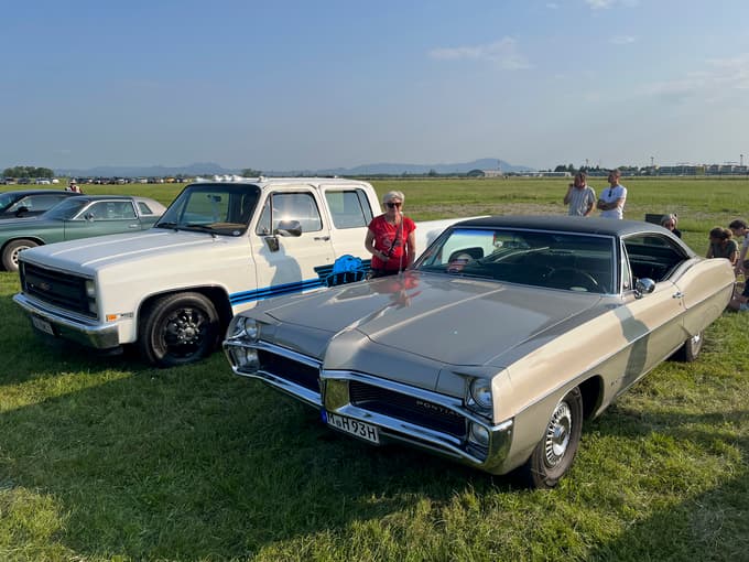 (FOTO) Ameriški avtomobili, rock'n'roll in pin-up-dekleta zasedli mariborsko športno letališče