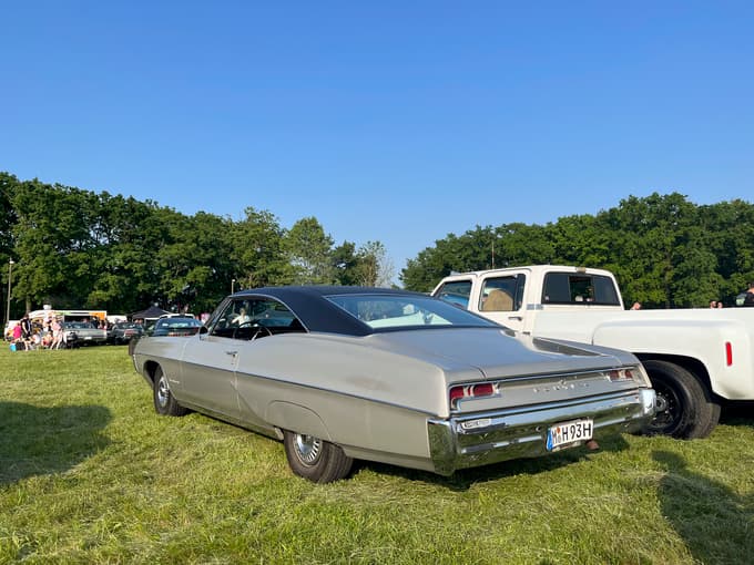 (FOTO) Ameriški avtomobili, rock'n'roll in pin-up-dekleta zasedli mariborsko športno letališče