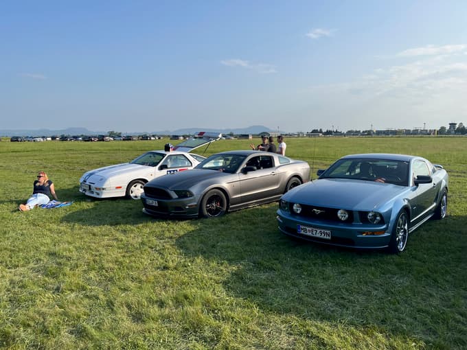 (FOTO) Ameriški avtomobili, rock'n'roll in pin-up-dekleta zasedli mariborsko športno letališče