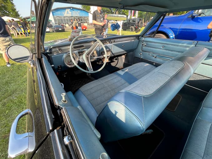 (FOTO) Ameriški avtomobili, rock'n'roll in pin-up-dekleta zasedli mariborsko športno letališče