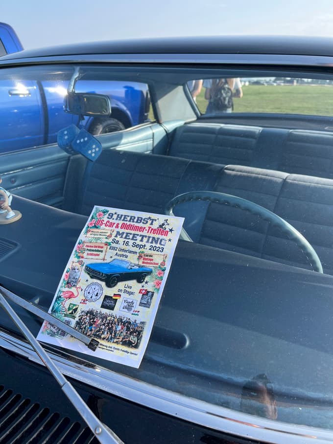 (FOTO) Ameriški avtomobili, rock'n'roll in pin-up-dekleta zasedli mariborsko športno letališče