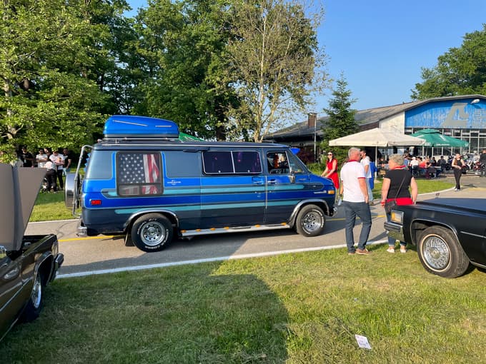 (FOTO) Ameriški avtomobili, rock'n'roll in pin-up-dekleta zasedli mariborsko športno letališče