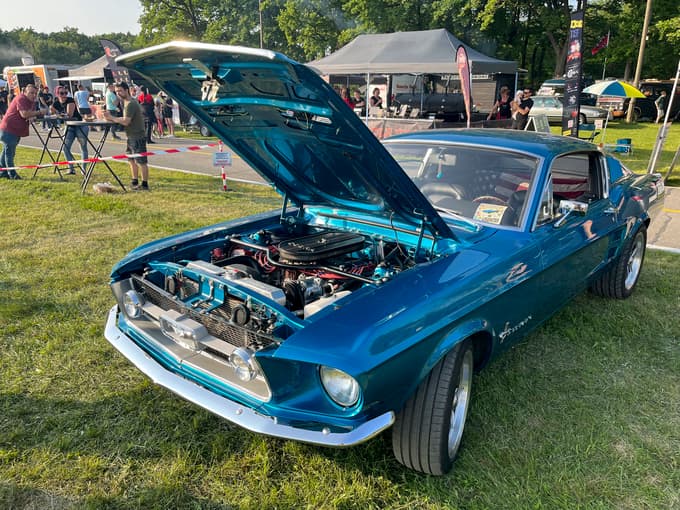 (FOTO) Ameriški avtomobili, rock'n'roll in pin-up-dekleta zasedli mariborsko športno letališče