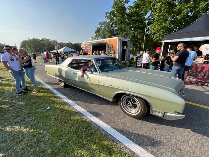 (FOTO) Ameriški avtomobili, rock'n'roll in pin-up-dekleta zasedli mariborsko športno letališče