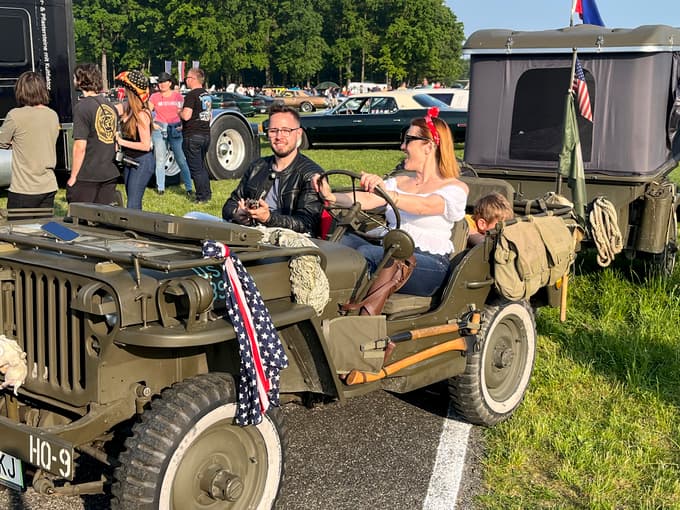 (FOTO) Ameriški avtomobili, rock'n'roll in pin-up-dekleta zasedli mariborsko športno letališče