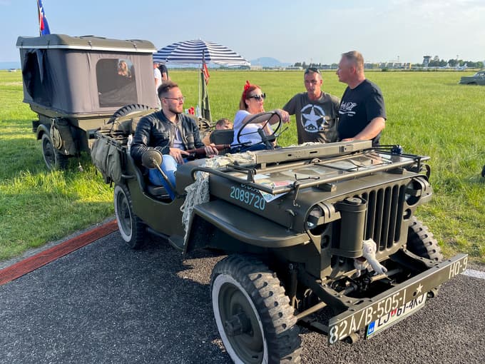 (FOTO) Ameriški avtomobili, rock'n'roll in pin-up-dekleta zasedli mariborsko športno letališče