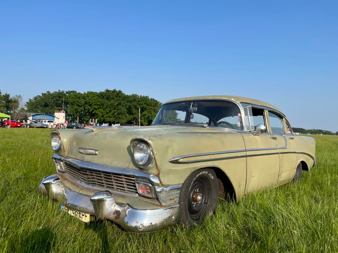 (FOTO) Ameriški avtomobili, rock'n'roll in pin-up-dekleta zasedli mariborsko športno letališče