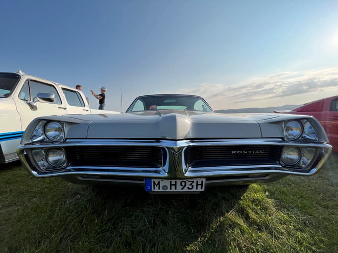 (FOTO) Ameriški avtomobili, rock'n'roll in pin-up-dekleta zasedli mariborsko športno letališče