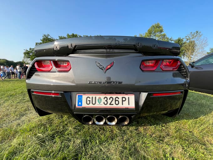 (FOTO) Ameriški avtomobili, rock'n'roll in pin-up-dekleta zasedli mariborsko športno letališče