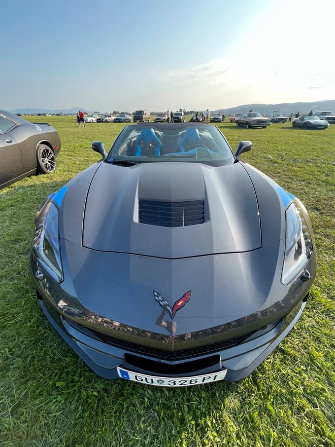 (FOTO) Ameriški avtomobili, rock'n'roll in pin-up-dekleta zasedli mariborsko športno letališče