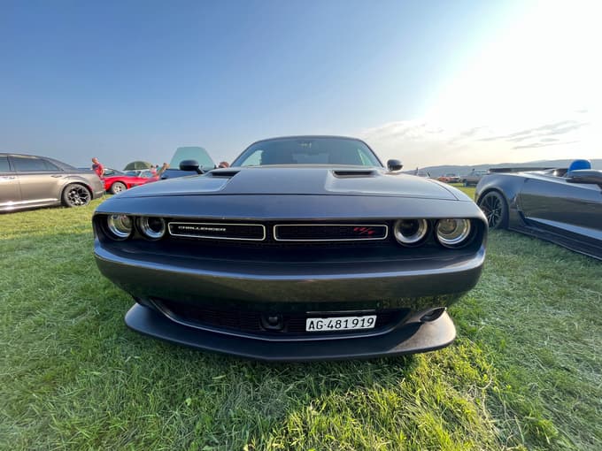 (FOTO) Ameriški avtomobili, rock'n'roll in pin-up-dekleta zasedli mariborsko športno letališče