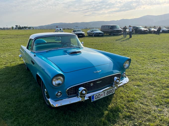 (FOTO) Ameriški avtomobili, rock'n'roll in pin-up-dekleta zasedli mariborsko športno letališče