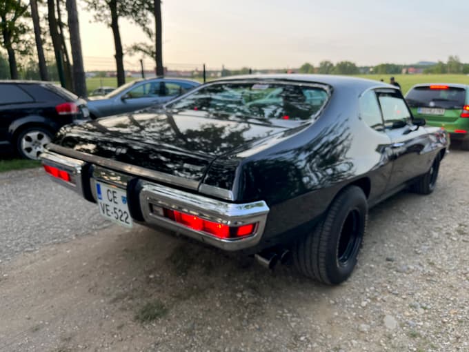 (FOTO) Ameriški avtomobili, rock'n'roll in pin-up-dekleta zasedli mariborsko športno letališče