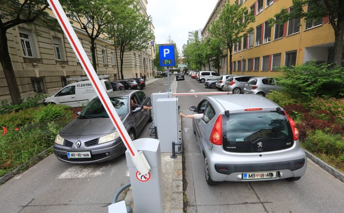 Na ograjenih parkiriščih v Sodni in Mlinski ulici ter na Rakuševem trgu pa bo za uro parkiranja namesto 1,20 evra nova cena 1,50 evra.