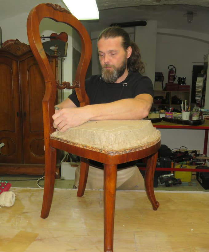 "Še kot osnovnošolca me je oče, tapetnik, sleherni dan klical v svojo delavnico," pravi Marko Plohl.