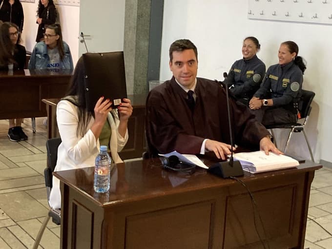Tanja Tolimir in odvetnik Rok Križanec sta na sojenju pred sodnikom Martinom Jančarjem vztrajala, da so očitki tožilstva pretirani. Obtožena je priznala le dve kaznivi dejanji.