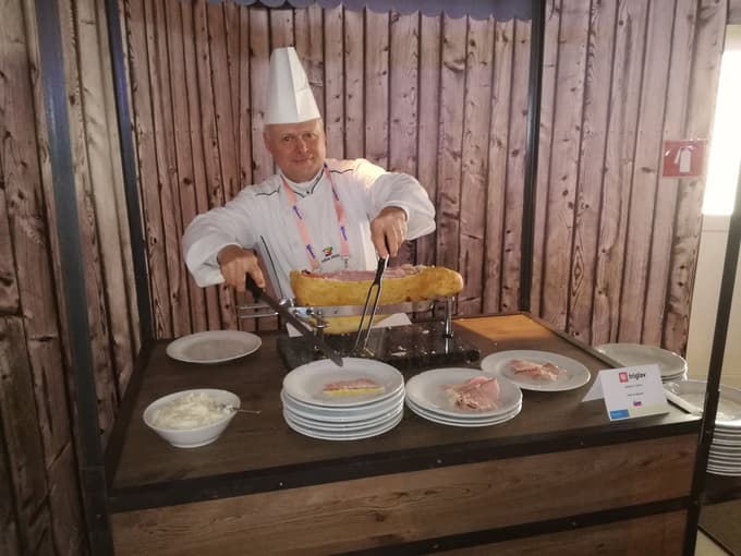 Kuhar Dušan Krivec med rezanjem šunke