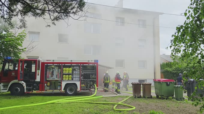 (VIDEO) V Zrkovcih na delu reševalci in šest gasilskih društev: V dveh večstanovanjskih objektih ujetih več ljudi