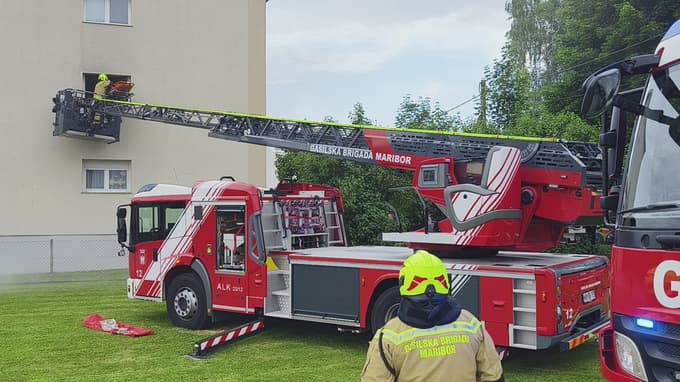 (VIDEO) V Zrkovcih na delu reševalci in šest gasilskih društev: V dveh večstanovanjskih objektih ujetih več ljudi