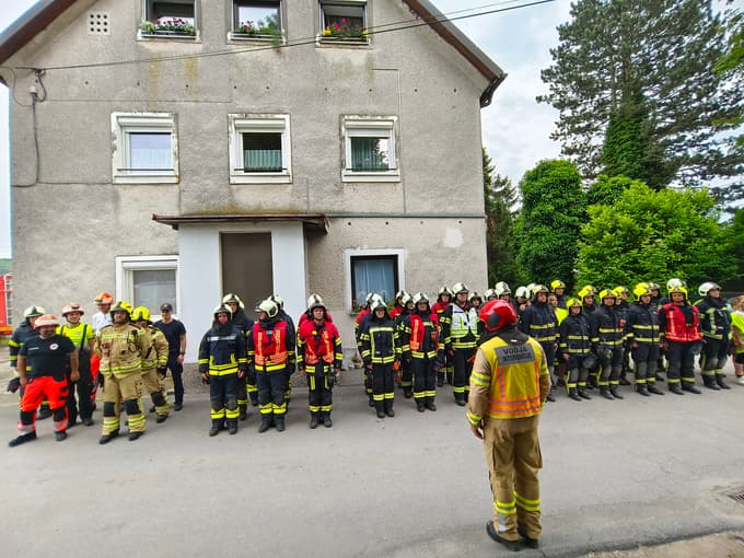 (VIDEO) V Zrkovcih na delu reševalci in šest gasilskih društev: V dveh večstanovanjskih objektih ujetih več ljudi