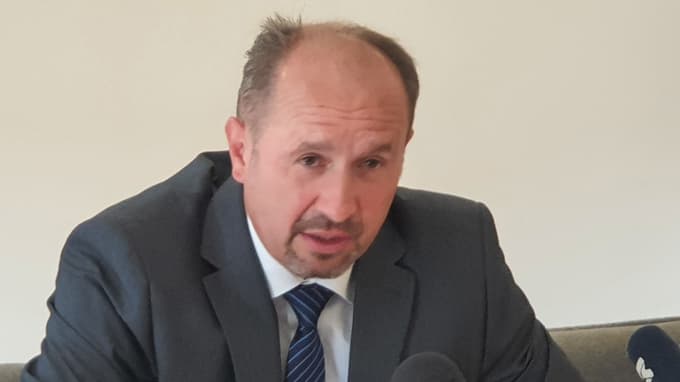 Janko Širec: "Župani so si postavili rok en mesec, da ugotovijo, ali bi lahko pridobili sofinanciranje za agregate. Računajo na možnosti pri ministrstvu za obrambo. Če te možnosti ne bo, bodo agregate zagotovili iz svojih virov financiranja. Mi pa gremo v nabavo mobilnih agregatov."