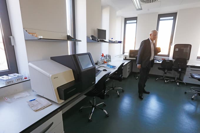 Da so dobili izris človekovega dednega zapisa, je še leta 2001 pošteno delalo nekaj sto laboratorijev na različnih koncih sveta. Danes to zmore v nekaj minutah sekvenator nukleinskih kislin v laboratoriju fakultete.