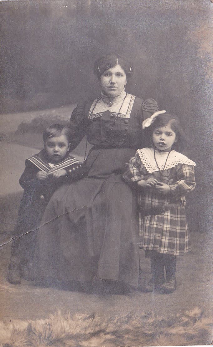 Stricu in teti je poslala sliko sebe in svojih otrok. "Mož je pa v vojski", je zapisano na koncu.