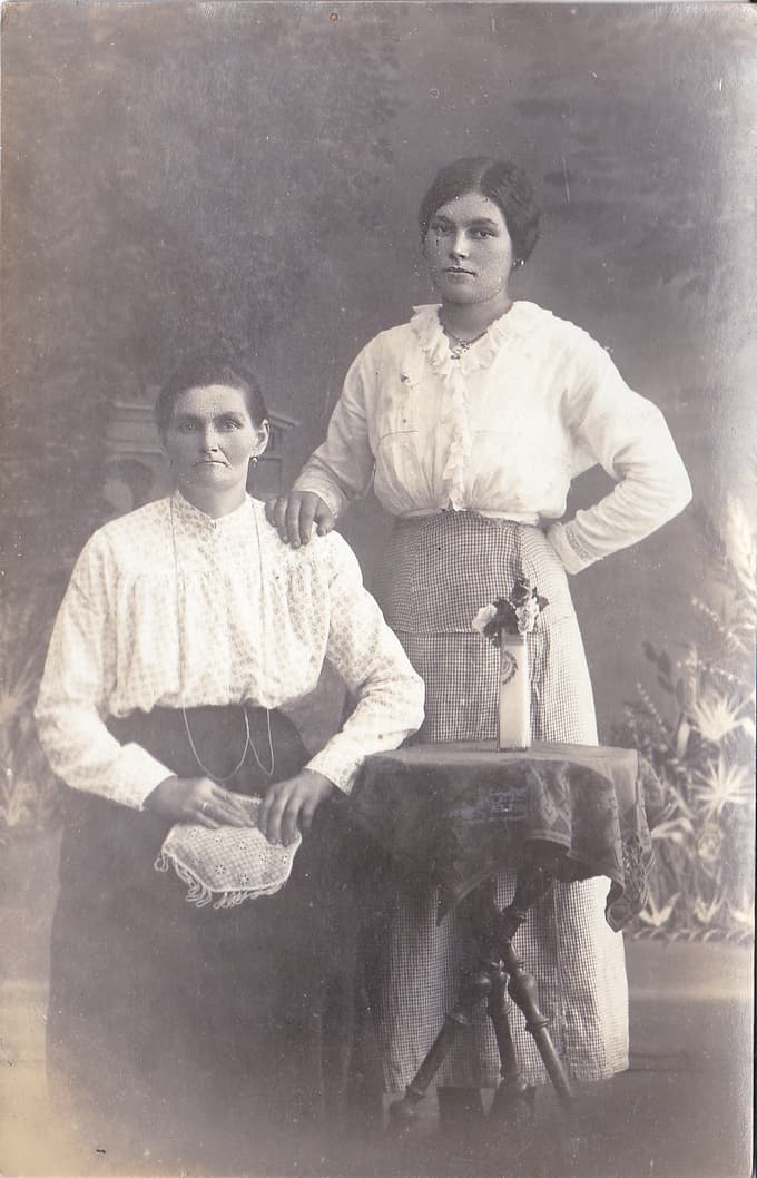 "Prosim, pišite nam, če vam ujec kaj pišejo" je avgusta 1917 babico in dedka prosilo dekle s fotografije.