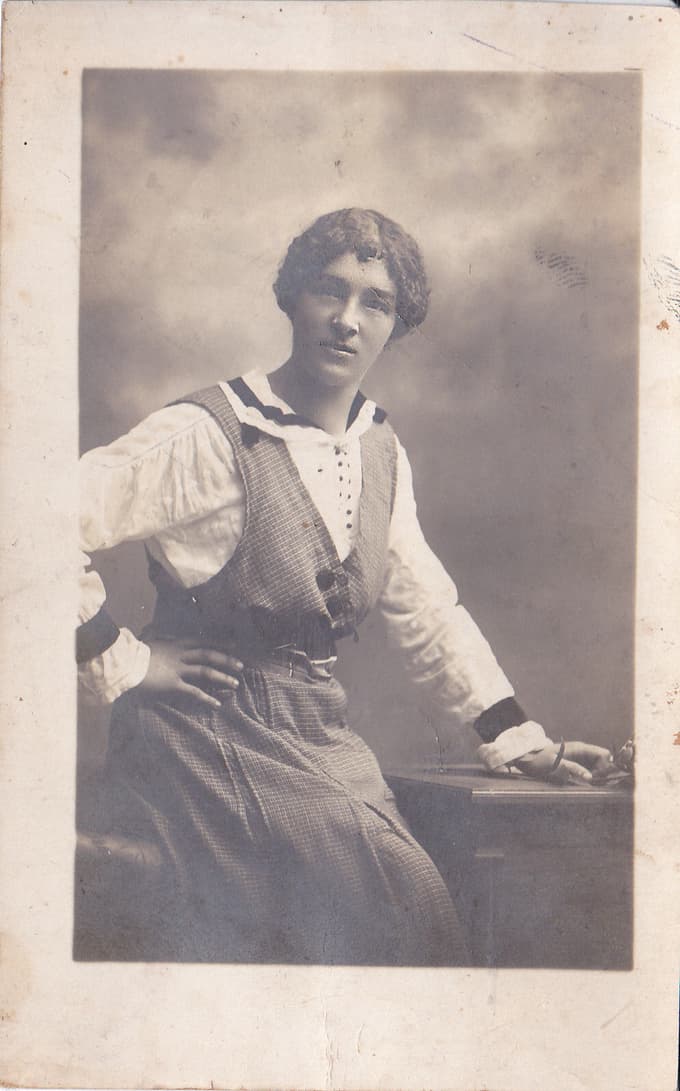 Zanjo se ne ve, če je fotografijo komu poslala ali se je leta 1917 pri fotografu ustavila kar tako.