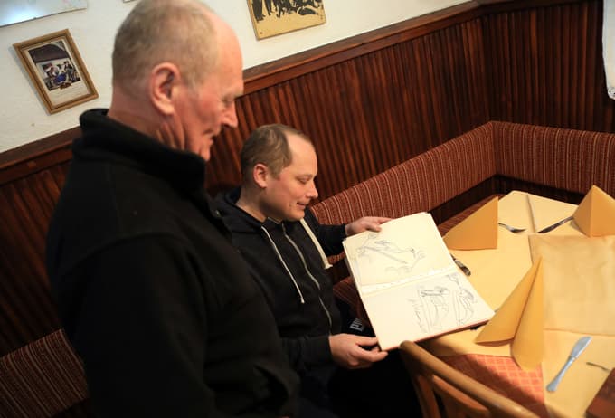 (FOTO) Nekatere stvari so večne: Šampioni radi snedejo pohano piško
