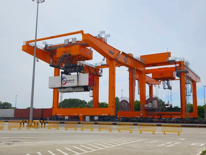 Zgolj v štirinajstih mesecih je bil zgrajen intermodalni terminal East-West Gate, kjer se končajo široki tiri ruske železnice.