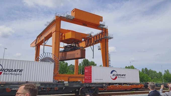 Ruska tirna širina, torej razdalja med obema tiroma, znaša 1520 milimetrov, evropska širina je 1435 milimetrov.