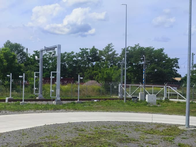 Na vseh vhodih v terminal se nahaja skener, skozi katerega morajo zapeljati vlaki. 