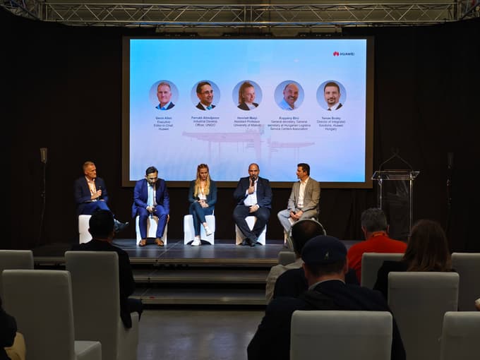 Udeleženci okrogle mize so razpravljali o prednostih digitalne transformacije na področju železniške industrije.