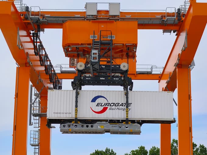 Železniški tovorni terminal EWG na meji z Ukrajino: Zaposleni upravljajo najdražje radijsko vodene "avtomobile"