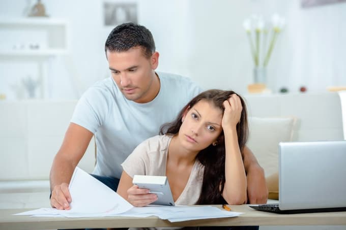 Čutite, da sta se s partnerjem oddaljila? Teh 7 znakov kaže, da se je vajina zveza znašla v resnih težavah