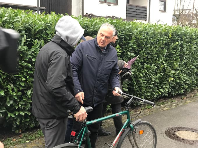 (FOTO) Tako so na terenu ugotavljali, ali je imel Novič dovolj časa, da je prišel od doma do kraja zločina