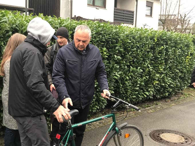 (FOTO) Tako so na terenu ugotavljali, ali je imel Novič dovolj časa, da je prišel od doma do kraja zločina