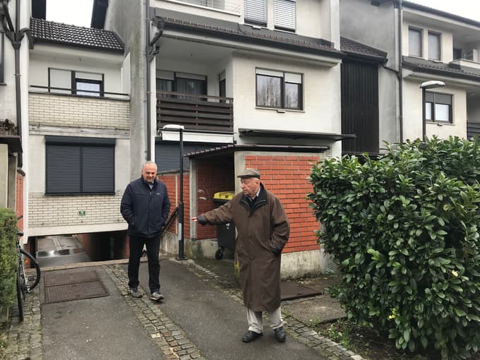 (FOTO) Tako so na terenu ugotavljali, ali je imel Novič dovolj časa, da je prišel od doma do kraja zločina