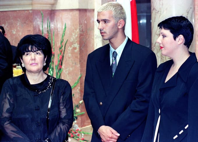 Mira Marković sin Marko in hčerka Marija leta 1997