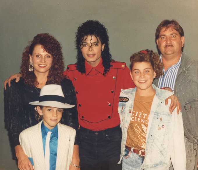 Eden od dveh protagonistov filma Odhod iz Neverlanda Wade Robson (levo spodaj) s svojo družino in Michaelom Jacksonom. 