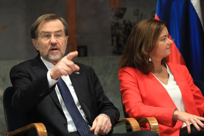 Predsednik vlade je bil kritičen do evropskih poslancev iz Slovenije, tudi Tanje Fajon, na fotografiji s kolegom Lojzetom Peterletom.