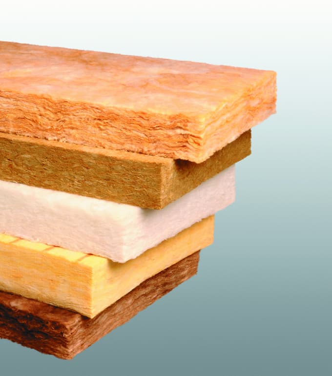 Za oblogo višjih stavb ali za prezračevane fasade je zaradi požarne varnosti primerna edino kamena volna.